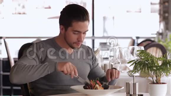 商人在餐馆吃沙拉视频的预览图