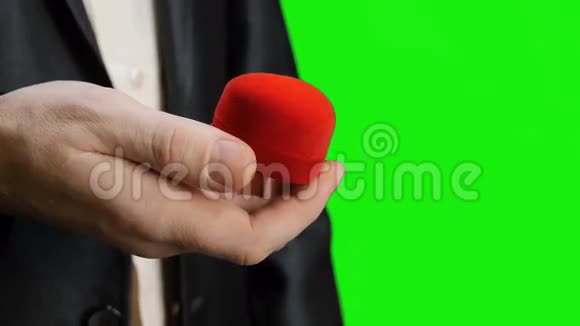 新郎用结婚戒指打开盒子绿色屏幕视频的预览图