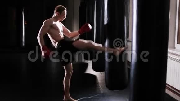男拳击手在拳击馆打拳击袋视频的预览图