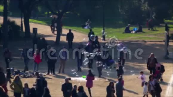 人们在巴塞罗那公园散步时注意力不集中的场景视频的预览图