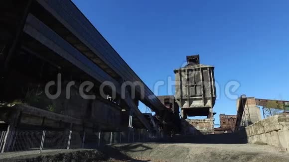 旧的废弃冶金厂焦炭厂烟囱煤矿塔视频的预览图