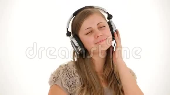 耳机听音乐的年轻美女视频的预览图