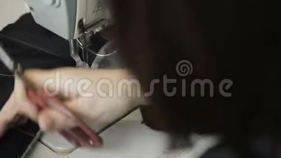 用缝纫机缝合衣服的工艺4K视频的预览图