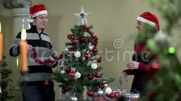家庭圣诞树装饰红色丝带视频的预览图