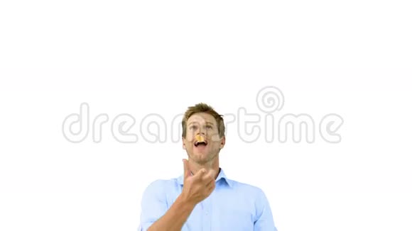 一个人用嘴在白色屏幕上捕捉橙色片段视频的预览图