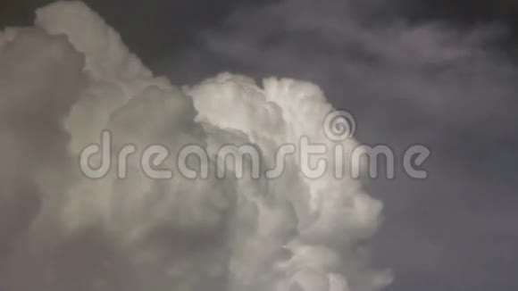 白云背景上的雨滴视频的预览图