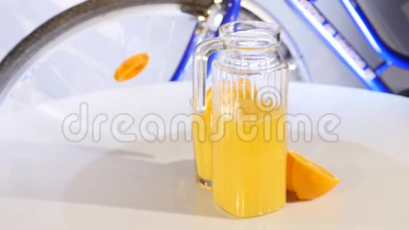 橙色和橙汁在桌子上旋转背景是双细胞视频的预览图