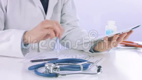 医生在用平板电脑视频的预览图