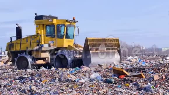 在垃圾填埋场工作的垃圾填埋场压实机垃圾垃圾倾倒垃圾4K视频的预览图