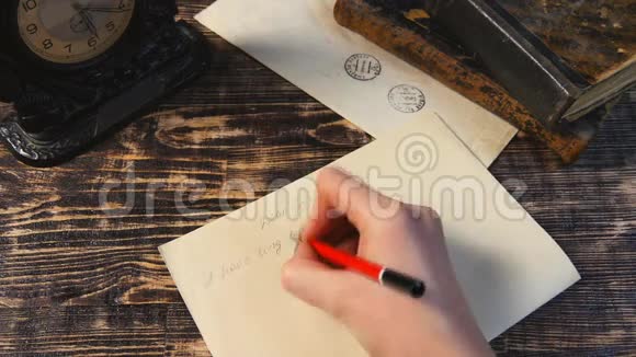 女子手快写信的复古背景视频的预览图