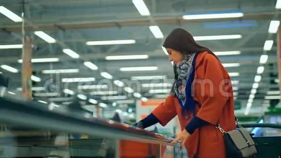 快乐的女人在超市购物视频的预览图