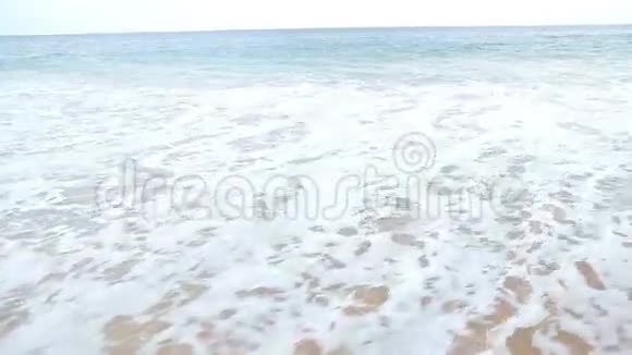 在热带地区的白沙上冲刷海浪视频的预览图