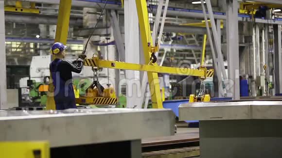工业工厂工人视频的预览图
