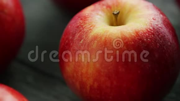 成熟红苹果的特写视频的预览图