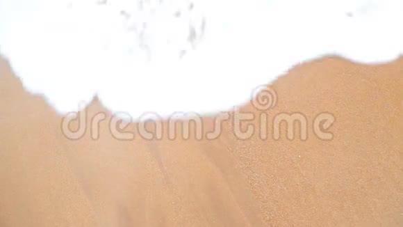 在热带地区的白沙上冲刷海浪视频的预览图