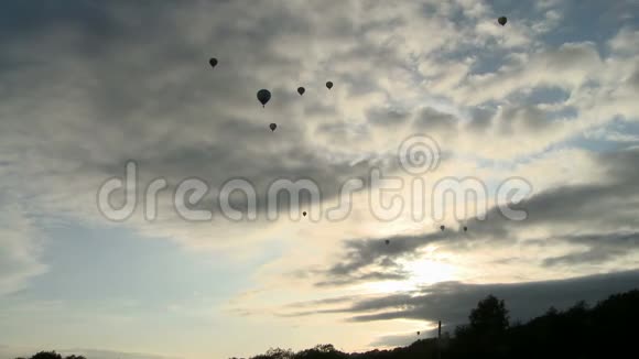 天空中的几个热气球视频的预览图