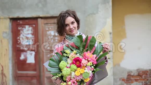 一位穿着外套手里拿着一束鲜花的年轻美女视频的预览图