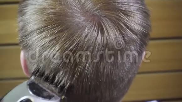 把男人的发型和理发师发型的机器合起来视频的预览图