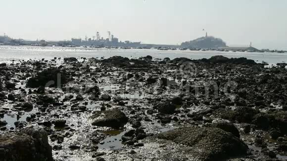 清道城岛停泊在港口礁石视频的预览图
