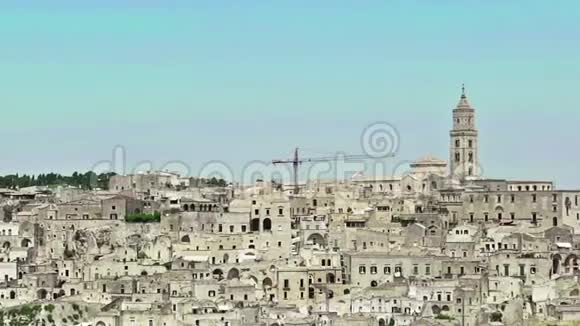 蓝色天空下典型石头萨西迪马特拉和马特拉教堂的全景意大利Basilicata放大相机视频的预览图