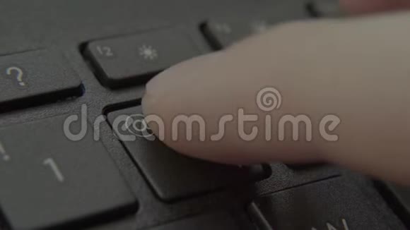 手指按键盘上有数字的按钮视频的预览图