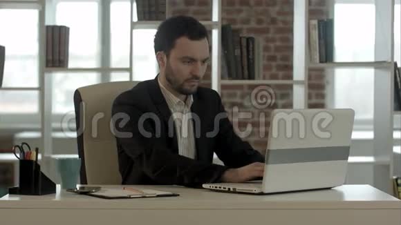 年轻有压力的商人在电脑上工作视频的预览图