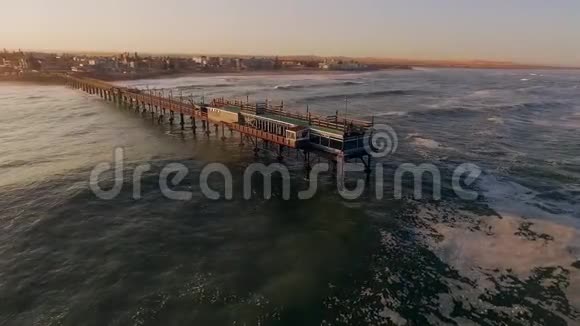 日落于斯瓦科普蒙德和纳米比亚的海洋视频的预览图