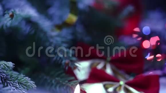 圣诞树上有闪烁花环的蜡烛和装饰品视频的预览图