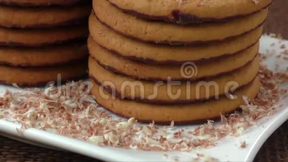 盘子里有巧克力的圆饼干视频的预览图