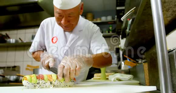 男厨师准备厨房寿司视频的预览图