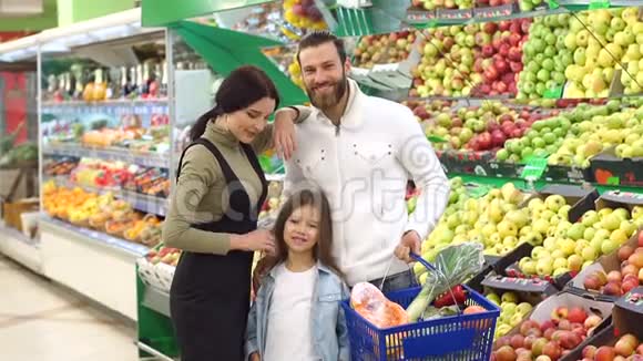家庭带小孩在超市买水果蔬菜画像视频的预览图