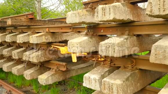 旧枕木库存在车辆段重建后存放的旧的肮脏的和生锈的旧混凝土和木制铁路领带视频的预览图