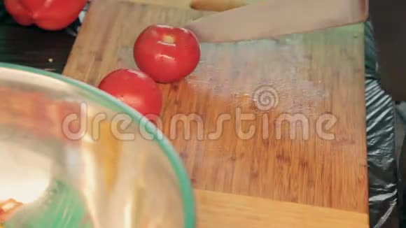 把切碎的新鲜西红柿煮成沙拉视频的预览图