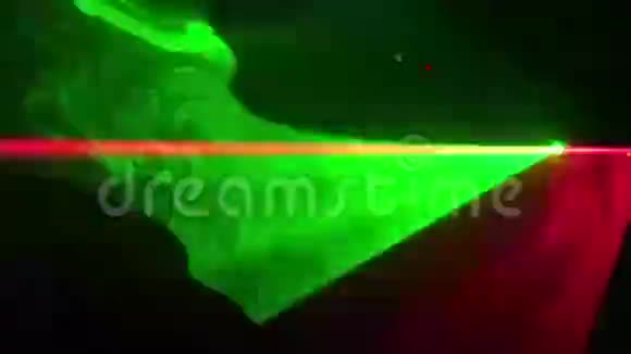 音乐会上彩灯穿过烟雾视频的预览图