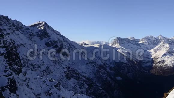 冬季和圣诞节期间宏伟的意大利阿尔卑斯弧雪山峰脊全景视频的预览图