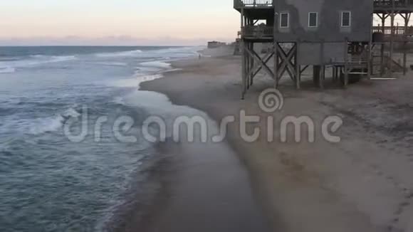 罗丹河海洋和海滩的鸟瞰图4k视频的预览图