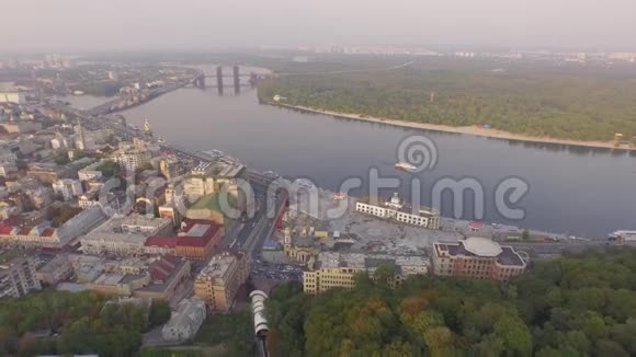 空中城市景观在基辅的一条大河附近飞行视频的预览图