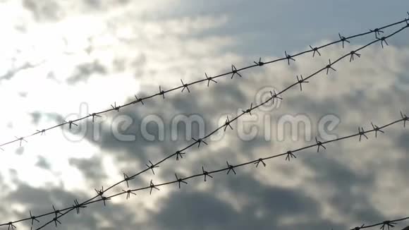 刺丝对抗蓝天云视频监狱视频的预览图