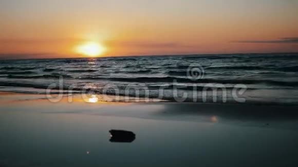 美丽的海上日落景色波浪水自然地平线视频的预览图