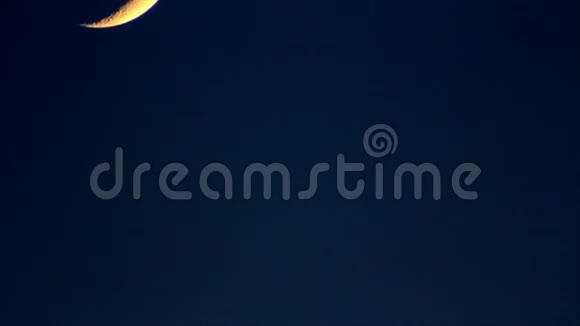 蔚蓝的天空上的年轻月亮视频的预览图