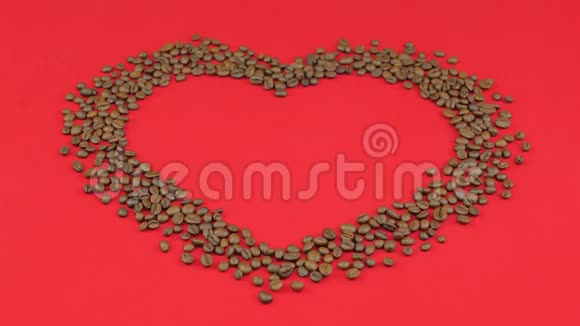 红底咖啡豆的心脏女人的手放着一杯咖啡视频的预览图