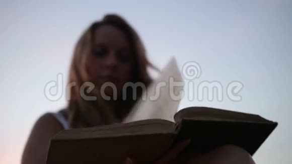 女人在日落时看书视频的预览图