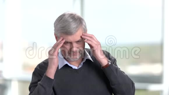 头痛的成熟男人按摩他的头视频的预览图