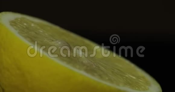 鲜榨果汁的美味柠檬汁半个柠檬视频的预览图