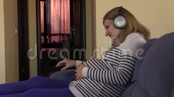 播放孕妇用耳机听音乐视频的预览图