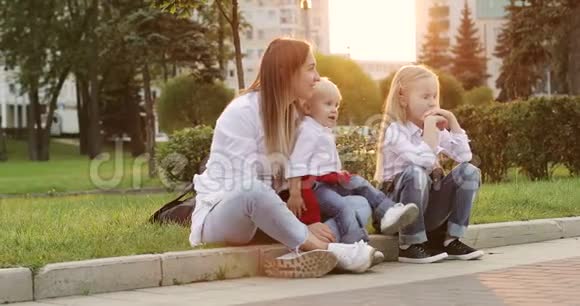 快乐的一家人在夏天的公园里休息视频的预览图
