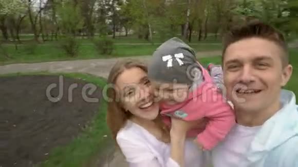 一家人带着相机在公园里自拍视频的预览图