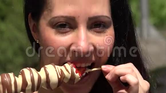 西班牙女人吃巧克力甜点视频的预览图