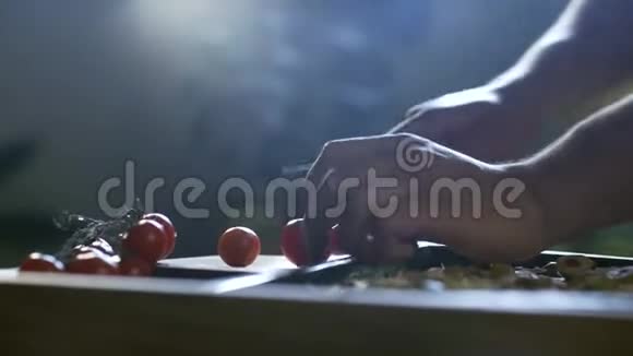 年轻厨师在餐桌上切番茄配披萨4K视频的预览图