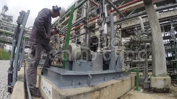 炼油厂的活动视频的预览图